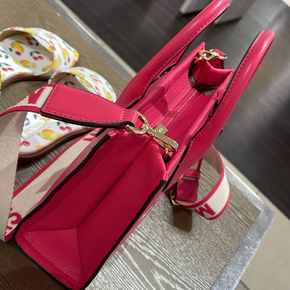 Michael Kors Mirella Small Pebbled Leather Shopper Crossbody XBODY Bag MK
NWT - Picture 3 of 16
